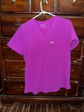 FIGS Women’s V-Neck Scrub Top in Magenta with Zamora Joggers. SCRUB SET